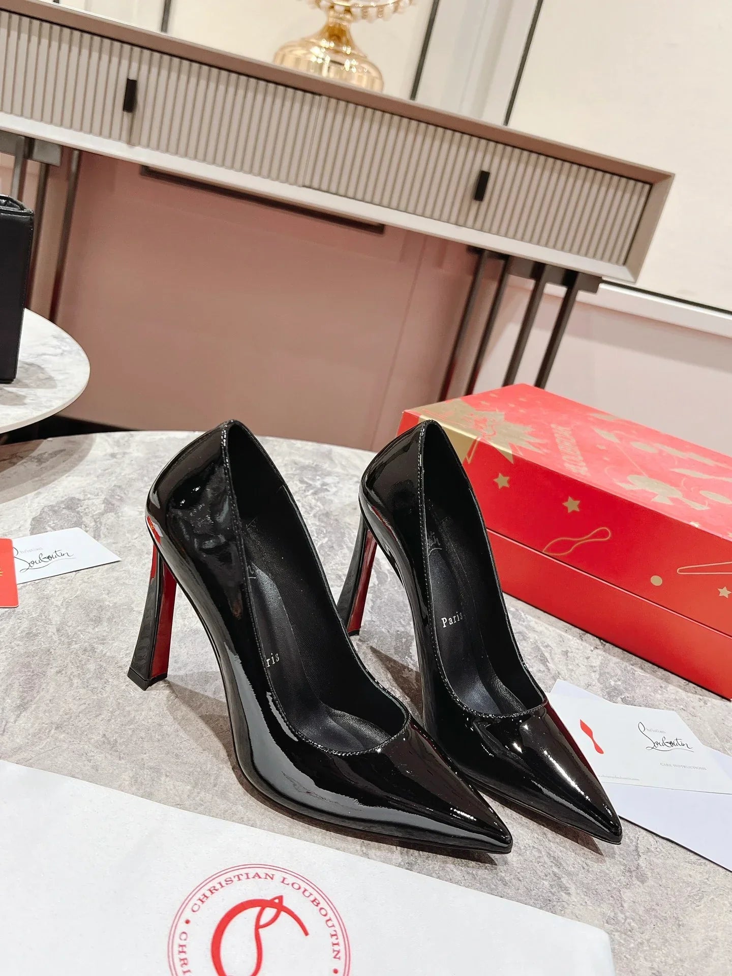 Black Pointed-Toe Pumpss
